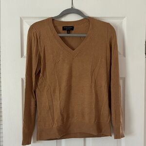 Women’s camel Banana Republic sweater like new!